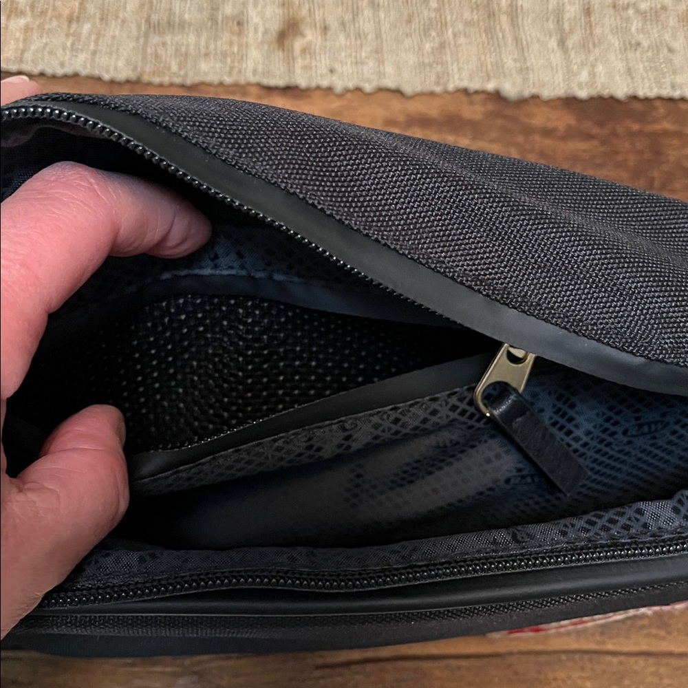 RAW smell proof sling bag - Picture 4 of 6
